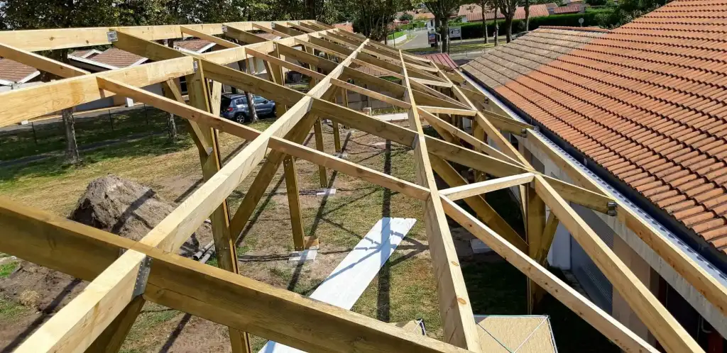 CHARPENTE - Ombrière photovoltaïque sur charpente bois et couverture bac acier